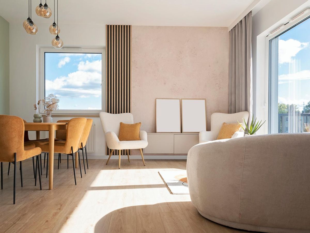 Comedor moderno en beige con complementos amarillo mostaza.