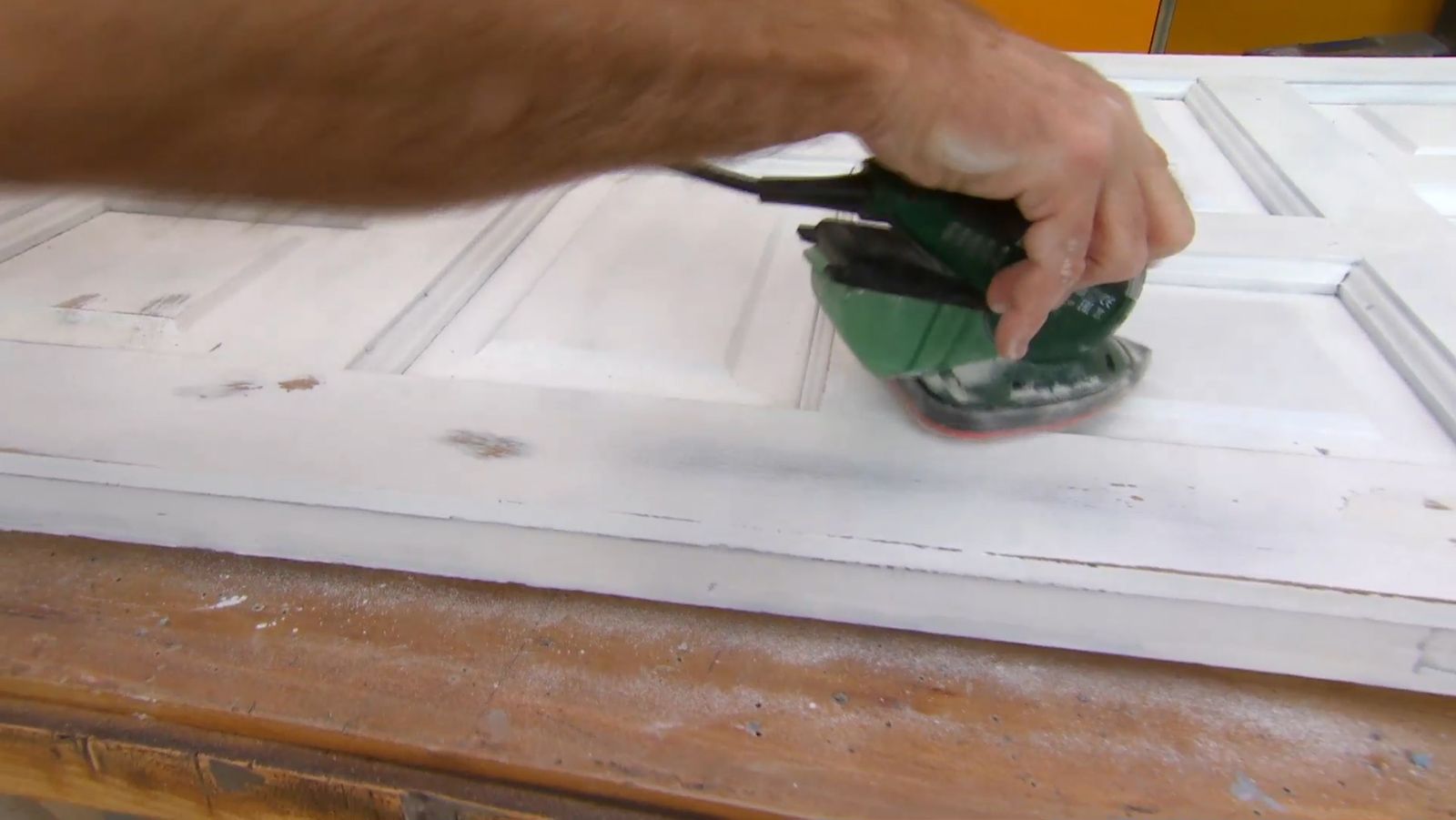 Reciclar puerta de madera para hacer una mesa paso 5