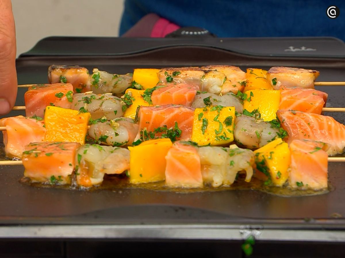 Fríe las brochetas en la plancha unos 2 minutos por cada lado