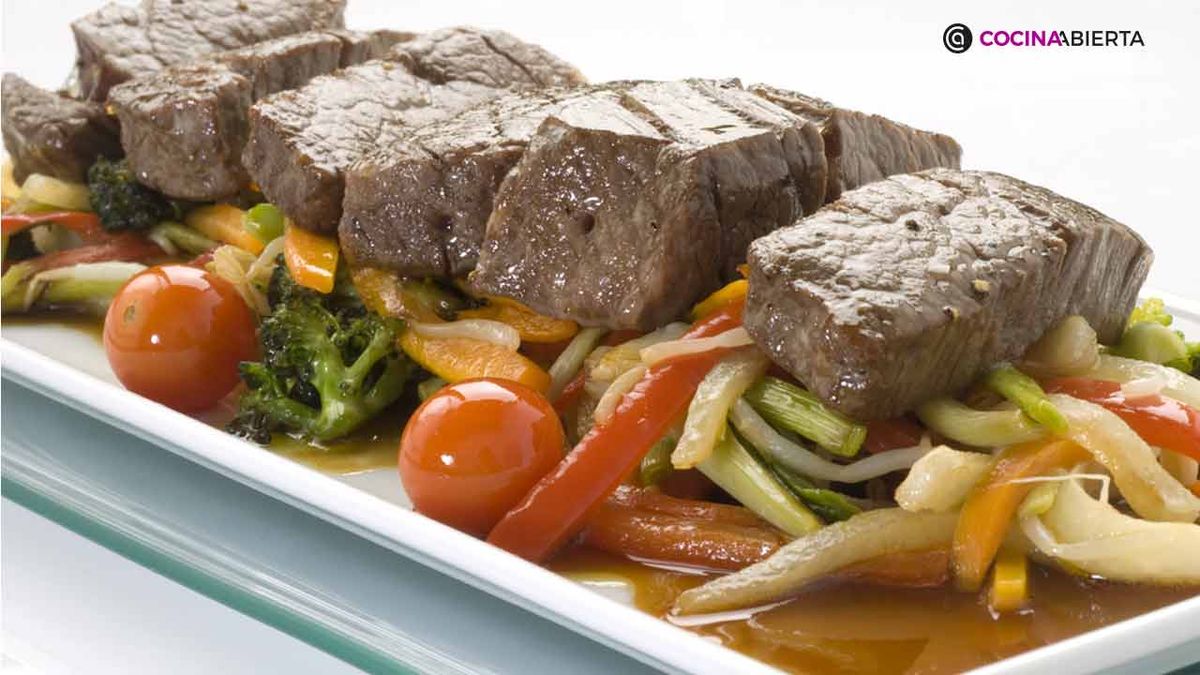 37 Dados de kobe con vegetales y salsa teriyaki