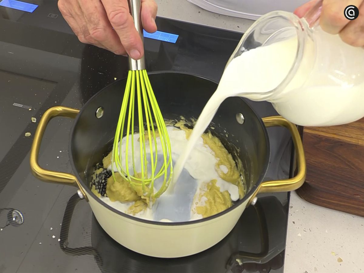 Incorpora la leche poco a poco sin dejar de remover
