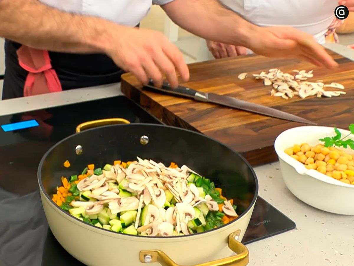 Cuece las zanahorias, las judías verdes, el calabacín y los champiñones