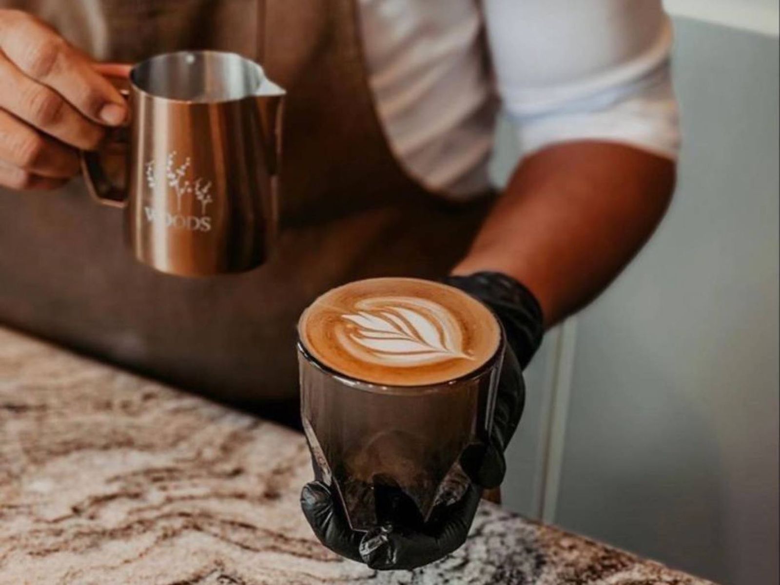 Un barista cuida cada detalle en la preparación del café. Un barista cuida cada detalle en la preparación del café.