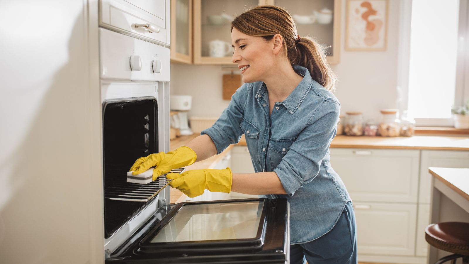 Combinado con el calor residual el detergente sirve para limpiar el horno