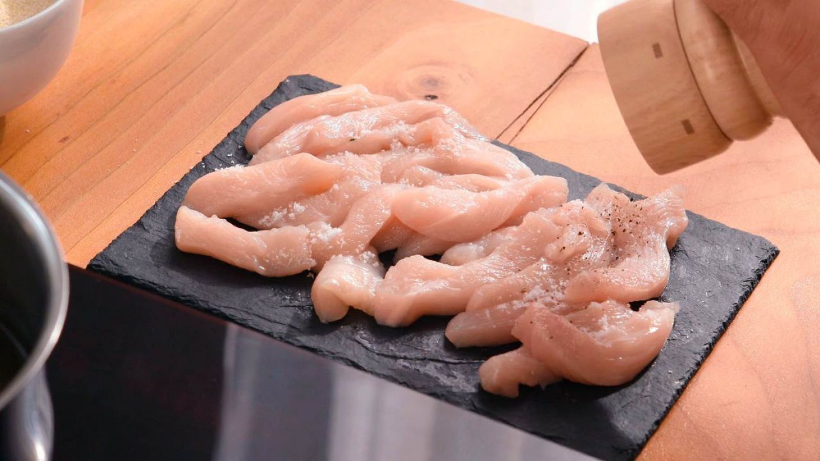Salpimienta las pechugas de pollo Ensalada de pasta Paso 3