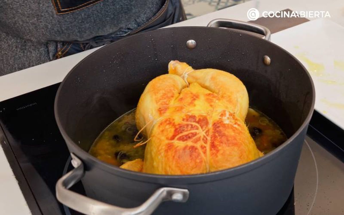 Elaboración de la receta de pollo con orejones y ciruelas - Cocina el pollo con caldo y hierbas aromáticas