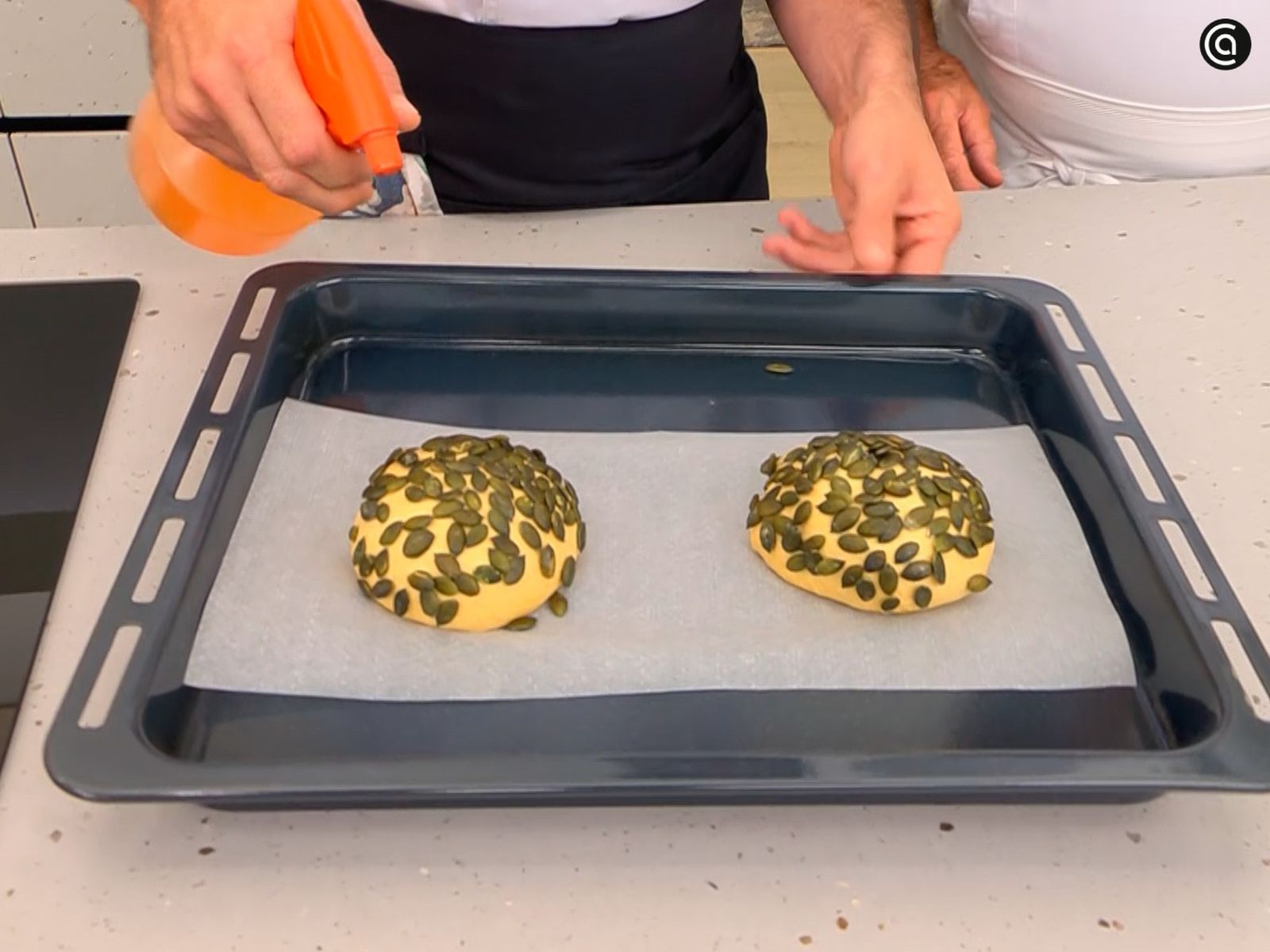 Pulveriza los bollos con agua antes de llevar al horno Pulveriza los bollos con agua antes de llevar al horno