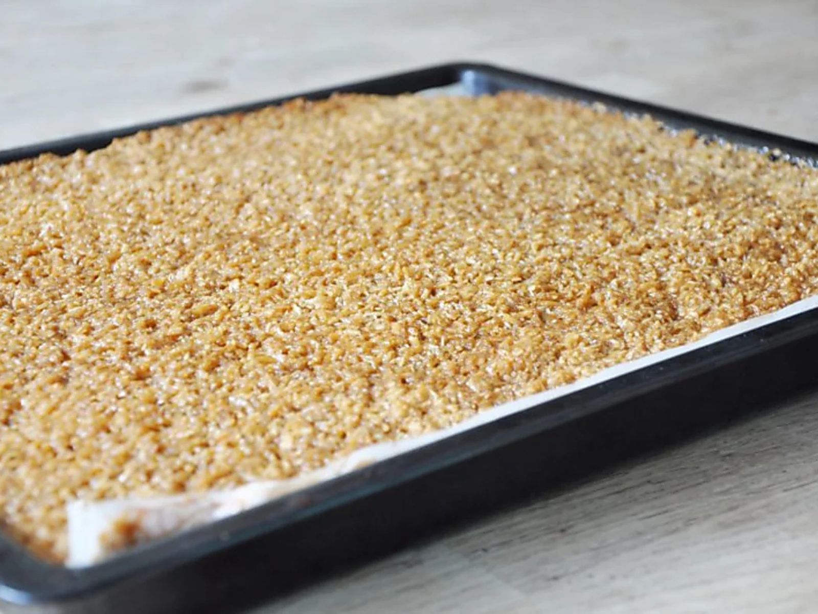 Drømmekage recién salido del horno, con su capa dorada y jugosa de coco caramelizado. Drømmekage recién salido del horno, con su capa dorada y jugosa de coco caramelizado.