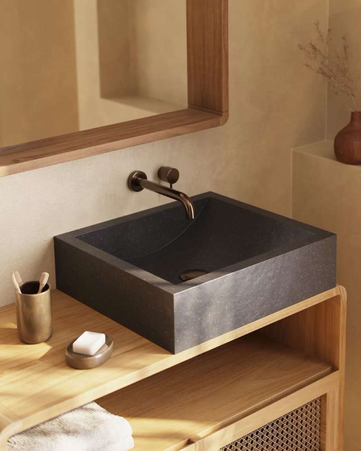 Baño de estilo nórdico con lavabo de terrazo negro.