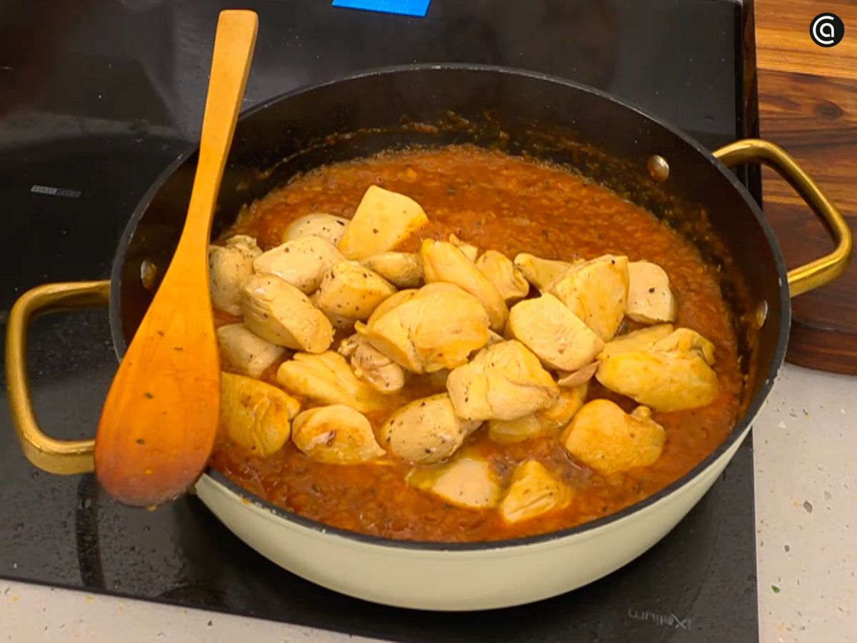 Incorpora el pollo y deja que se cocine durante unos minutos