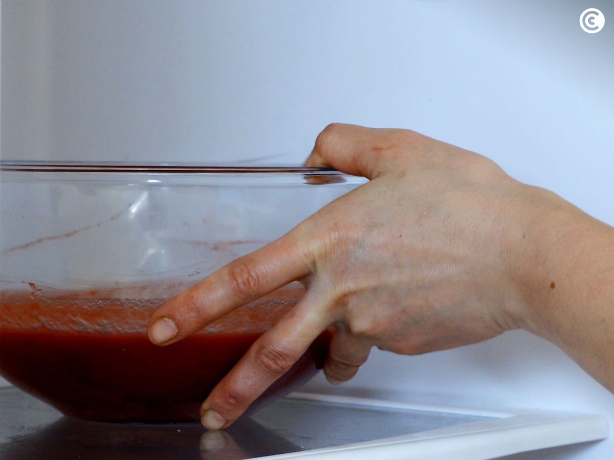 Dejar enfríar el gazpacho de remolacha en la nevera