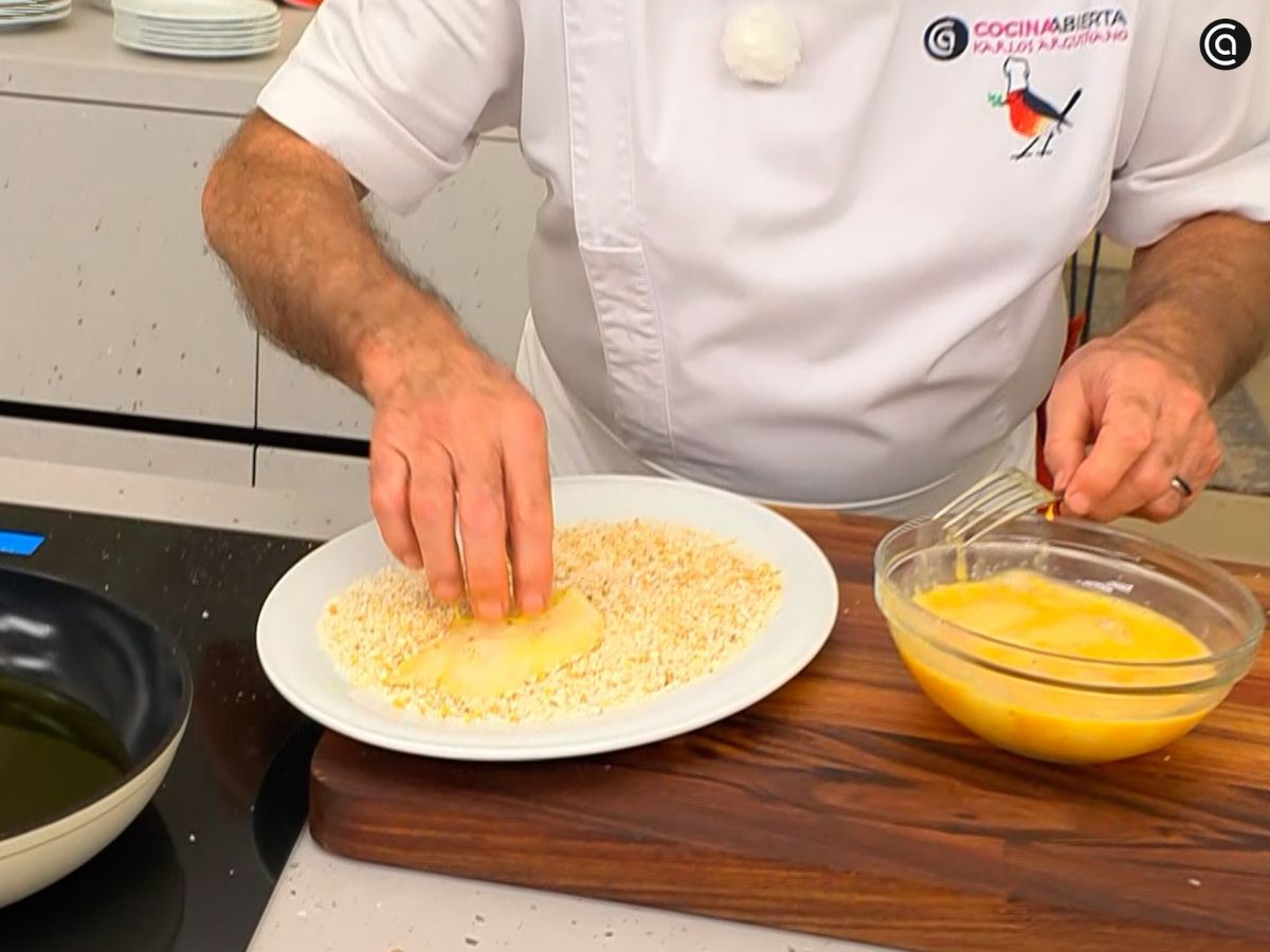 Empana los filetes de rape antes de freírlos