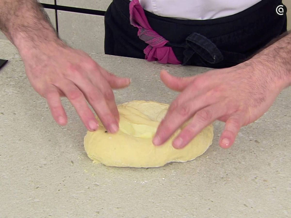 Agrega la mantequilla en pomada y deja reposar la masa durante 2 horas