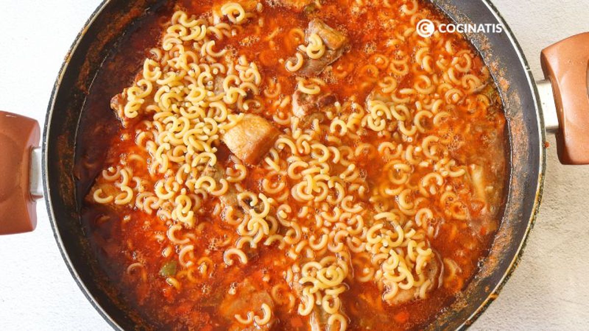 Cocción de fideos a la cazuela con costillas