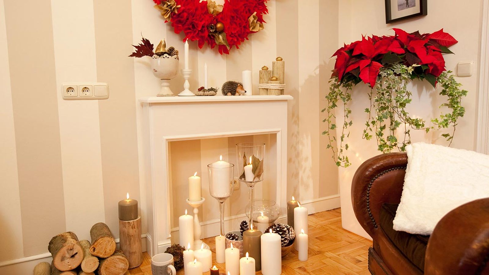 Decoración de Navidad: Chimenea y corona navideña Decoración de Navidad: Chimenea y corona navideña