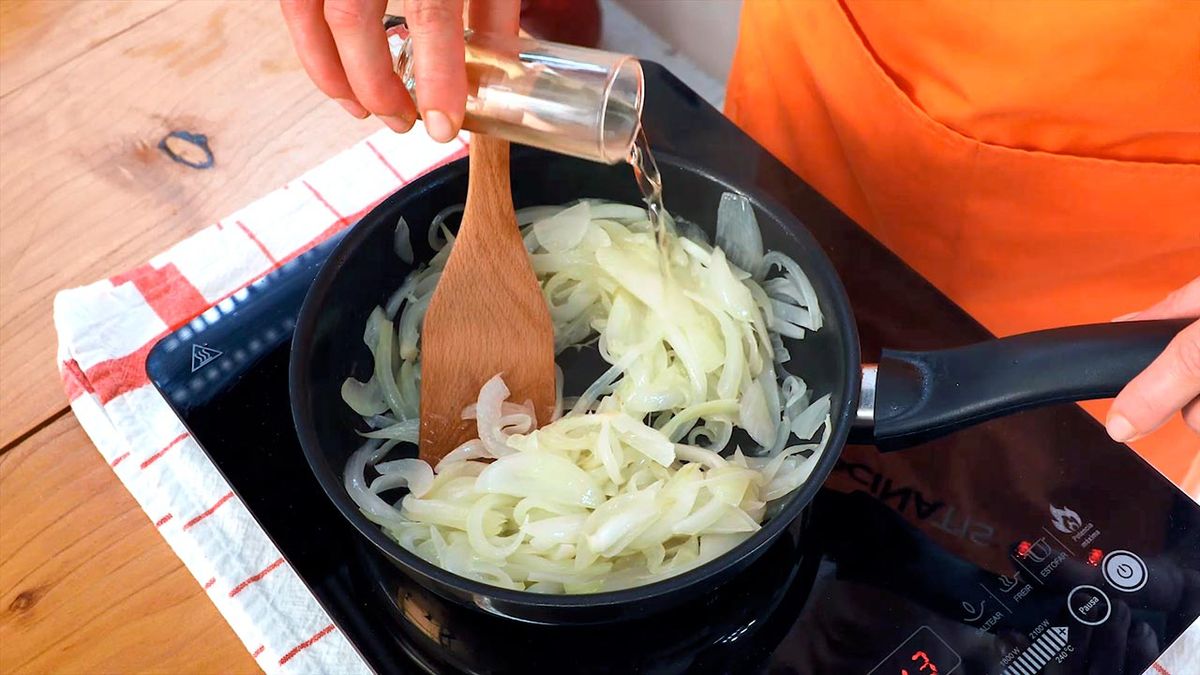 Cómo hacer cebolla caramelizada  paso 3
