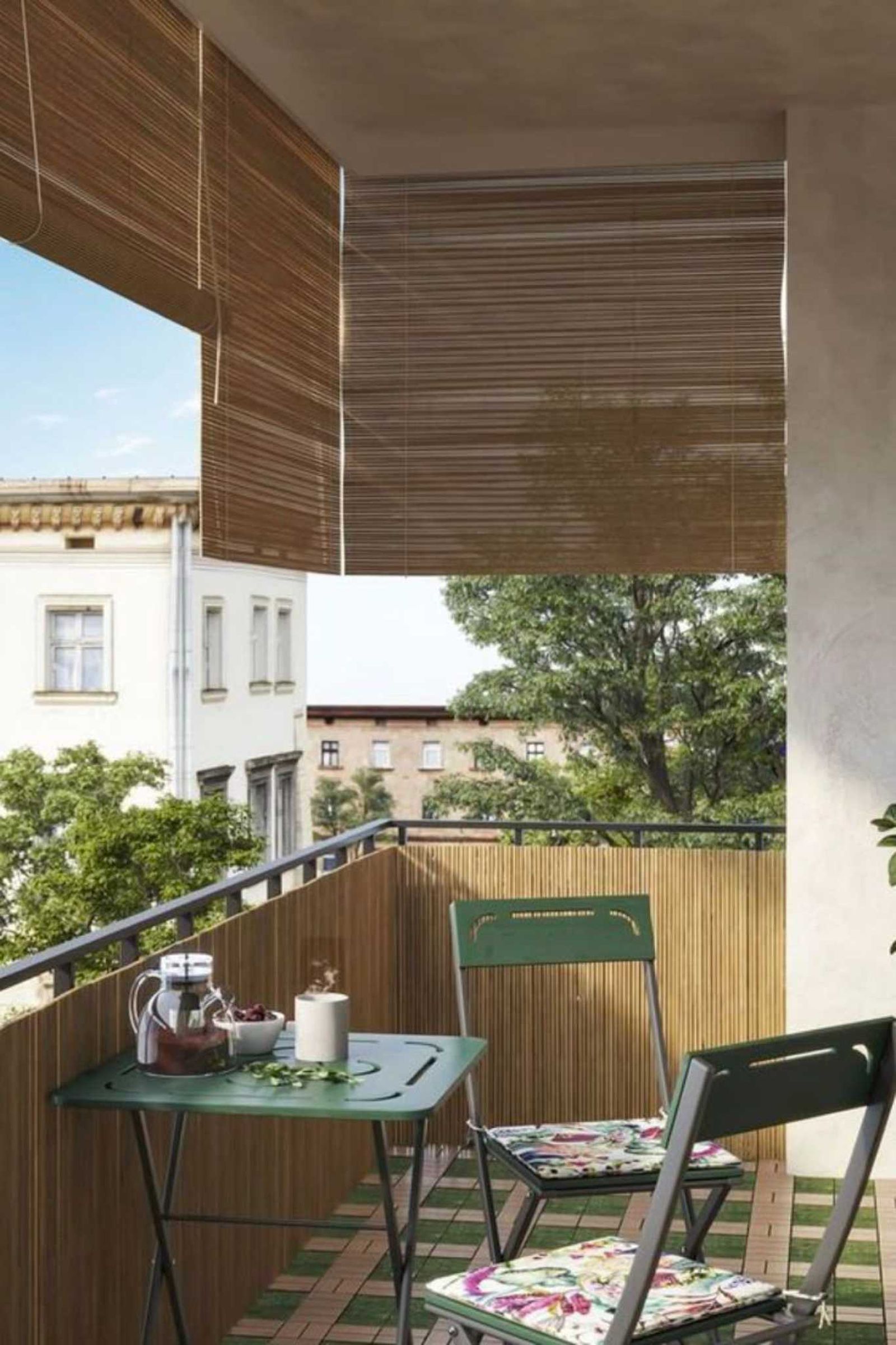 Estores enrollables de bambú y rollos de cañizo o bambú natural en la terraza. / Fuente: Pinterest @cocondedeco Estores enrollables de bambú y rollos de cañizo o bambú natural en la terraza. / Fuente: Pinterest @cocondedeco