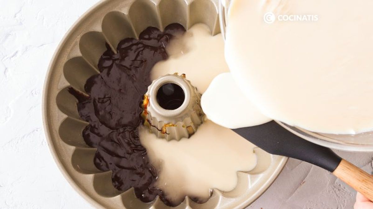 Masa de flan sobre la de brownie para el chocoflan