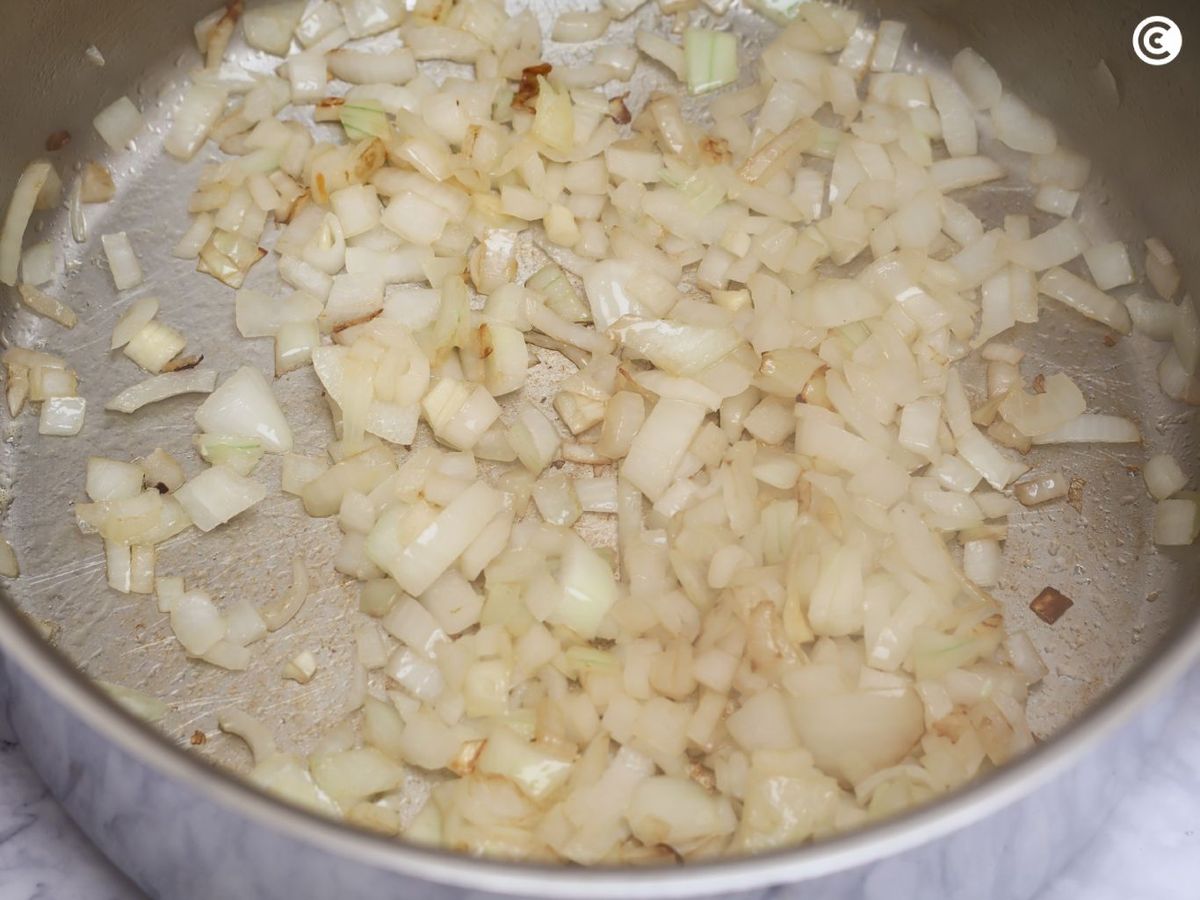 Sofríe la cebolla para los callos veganos