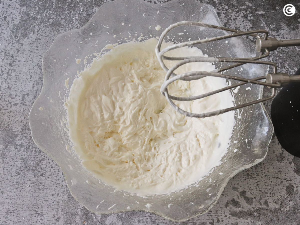 Monta la nata para hacer un helado de Nutella cremoso