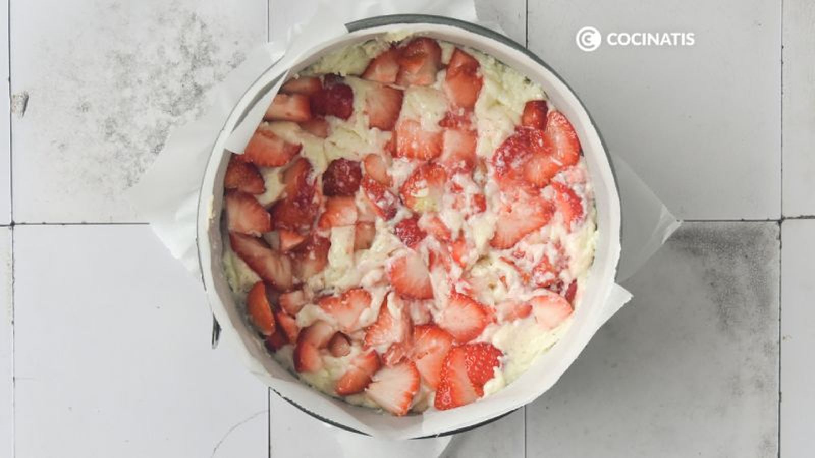 Repartimos las fresas sobre la masa del bizcocho Repartimos las fresas sobre la masa del bizcocho