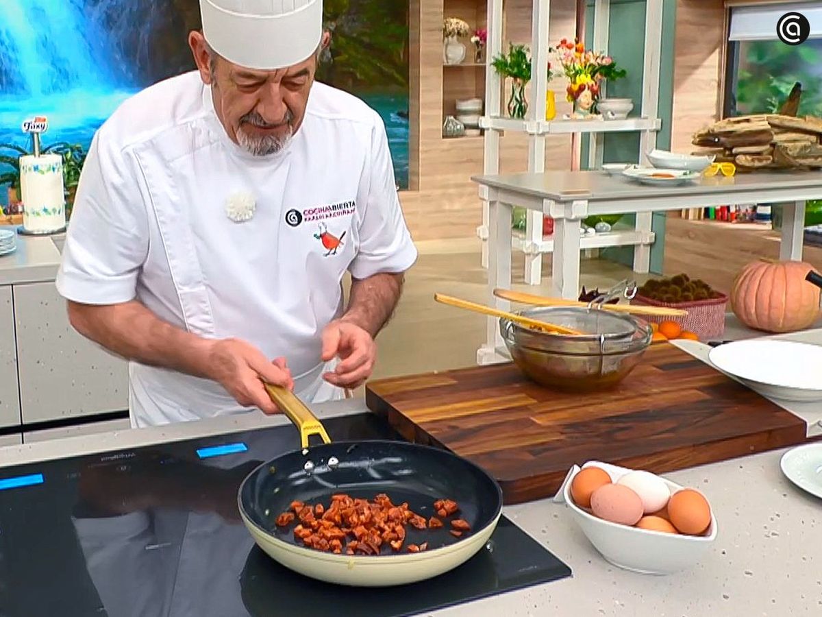 Fríe el chorizo para la tortilla paisana