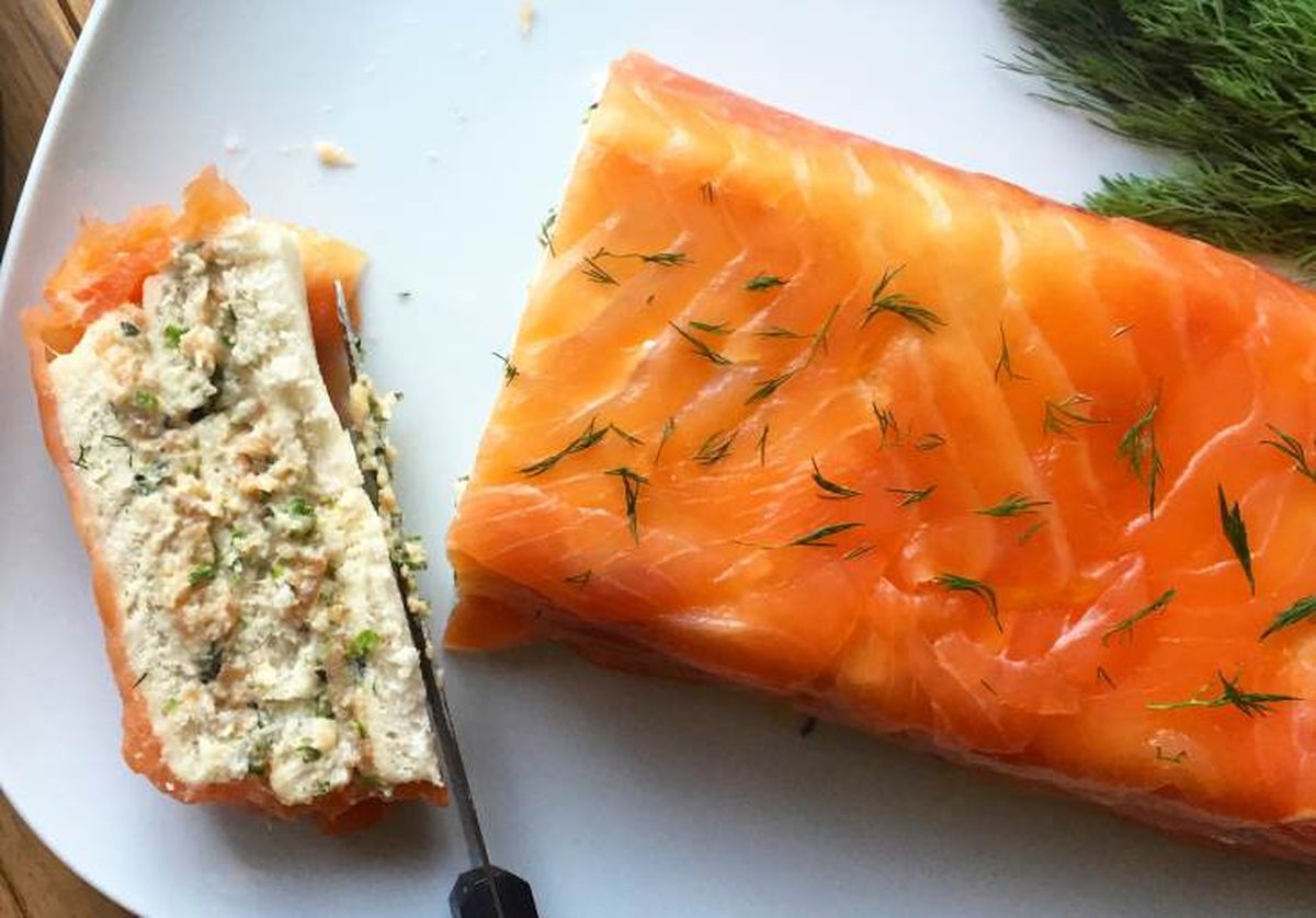 pastel salado de salmon ahumado y ensaladilla