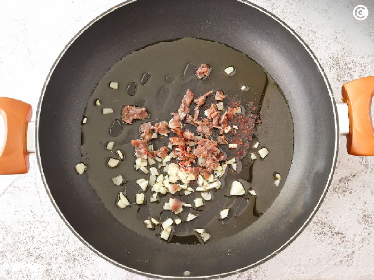 Sofrito de anchoas para espaguetis a la putanesca