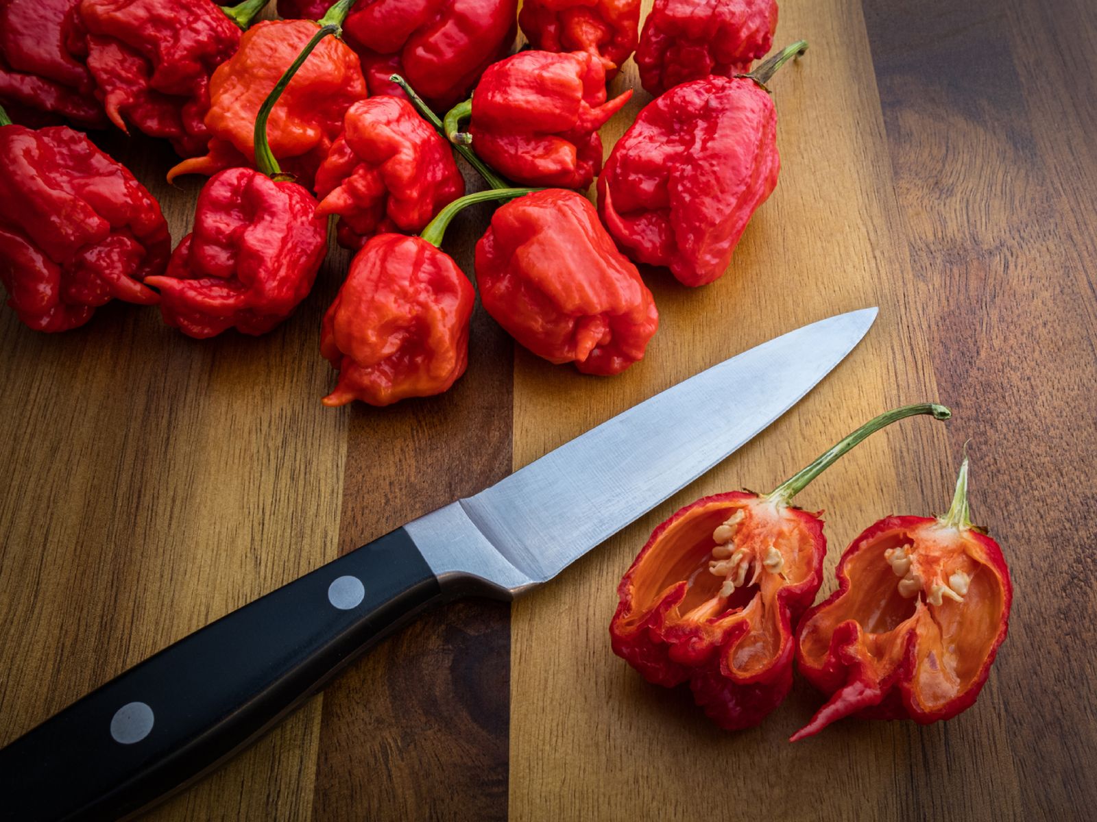 El temido Carolina Reaper, considerado uno de los chiles más picantes del mundo, con un ardor que desafía incluso a los más valientes.