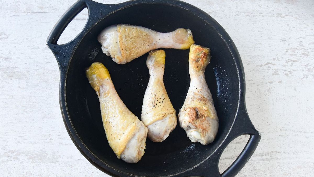 Dorar los muslos de pollo