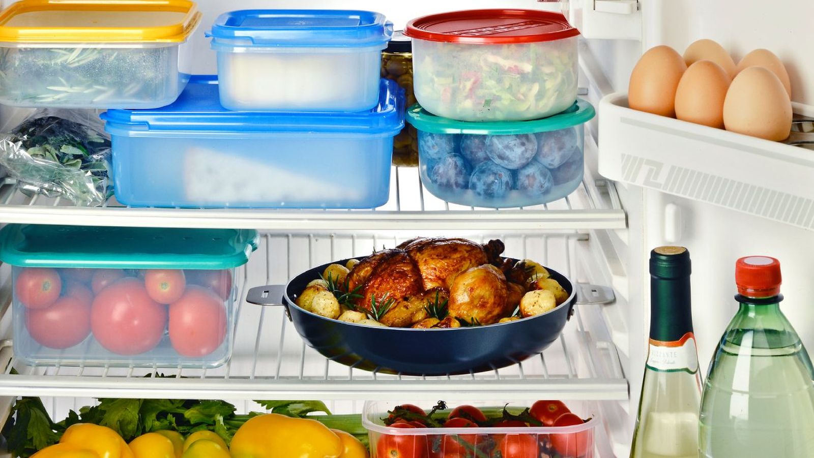Verduras, carnes y platos precocinados en la nevera