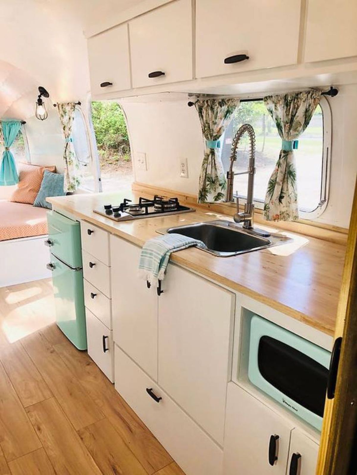 decorar interior furgoneta camper en colores claros