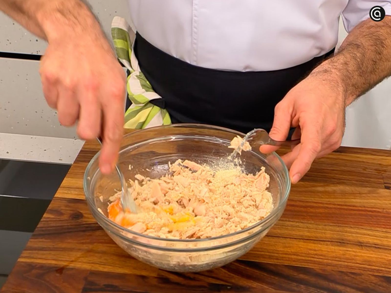 Desmenuza el bonito y mezcla hasta integrarlo con todos los ingredientes