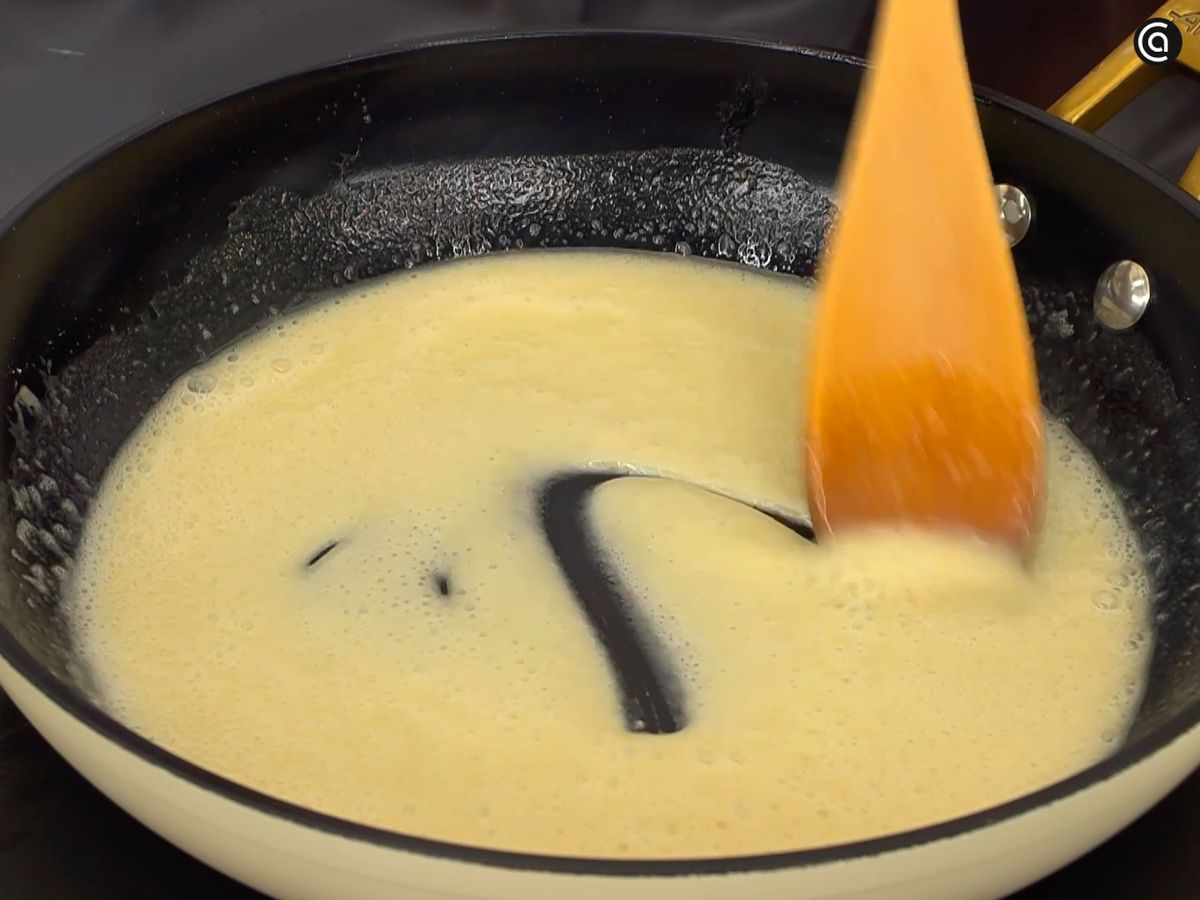 Cocina la harina con el aceite hasta obtener un roux oscuro