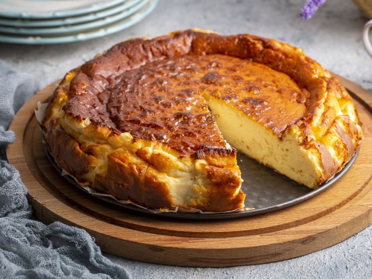 Conservar bien el queso permite disfrutarlo al máximo en preparaciones como tartas de queso.