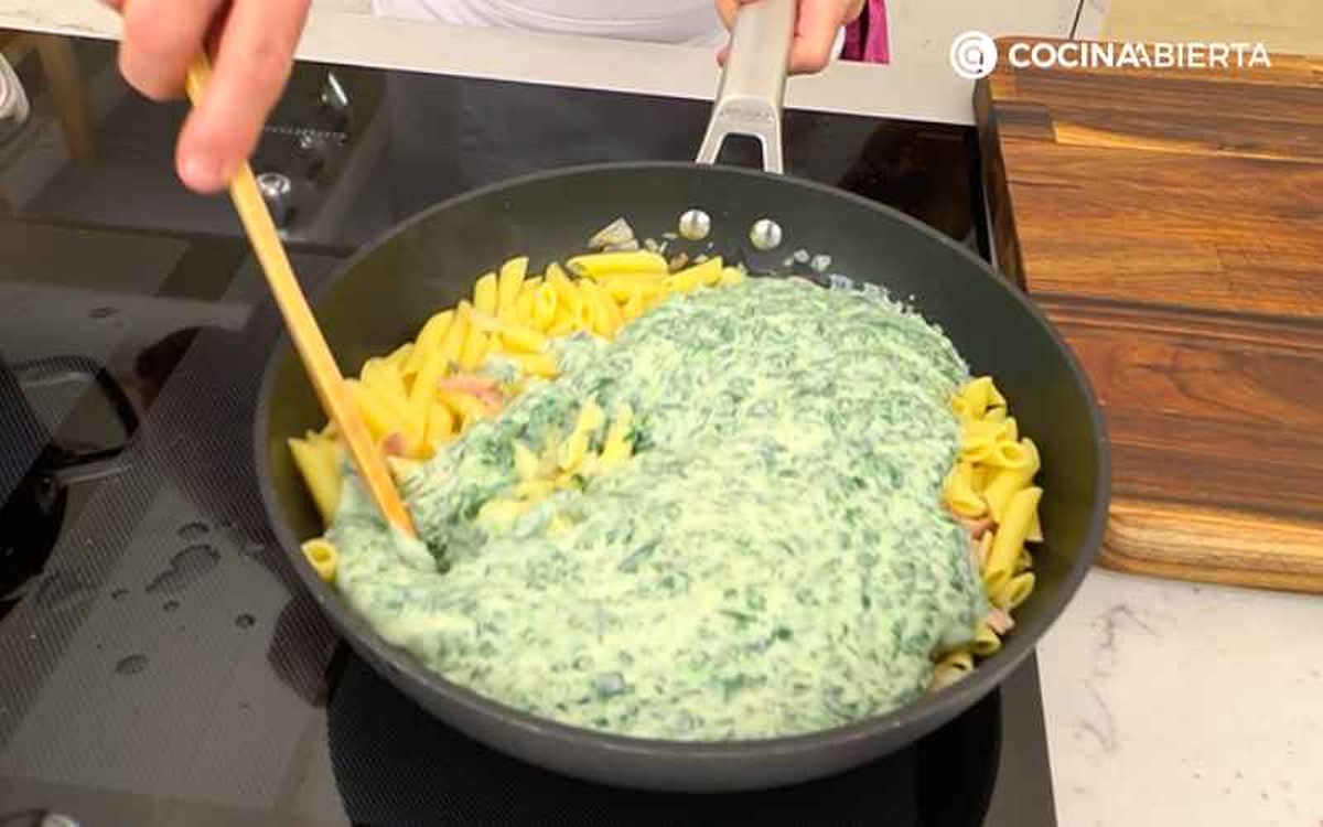Mezcla los macarrones y la bechamel con espinacas