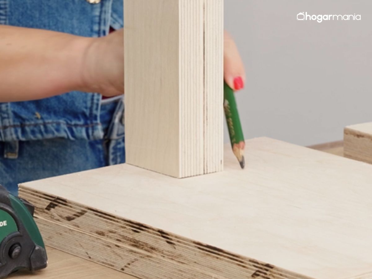 Usa el listón como guía para definir el hueco donde encajará la estructura.