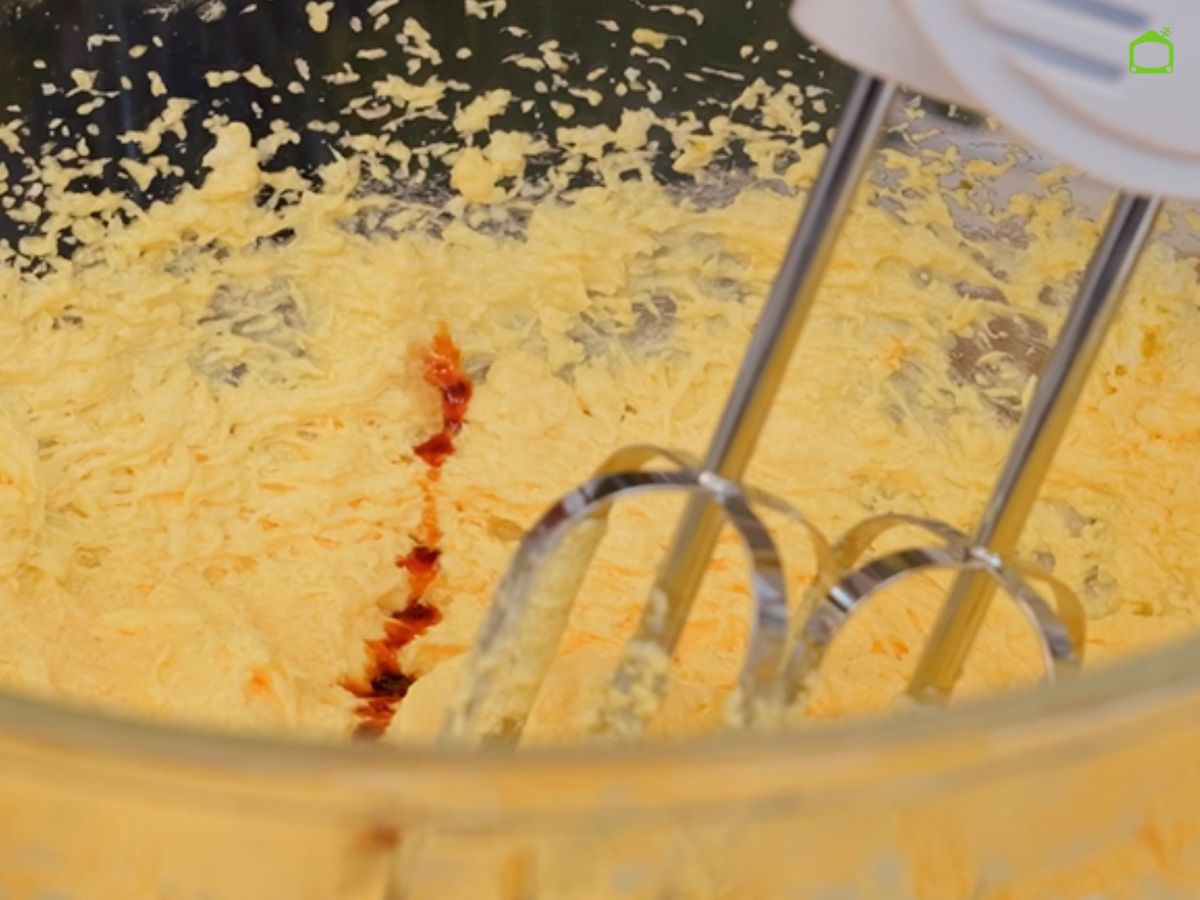 Mezcla la mantequilla con el azúcar hasta obtener una crema suave