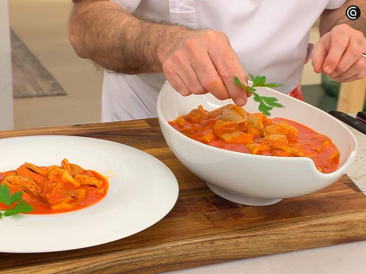 Sirve los callos con morros en salsa vizcaína