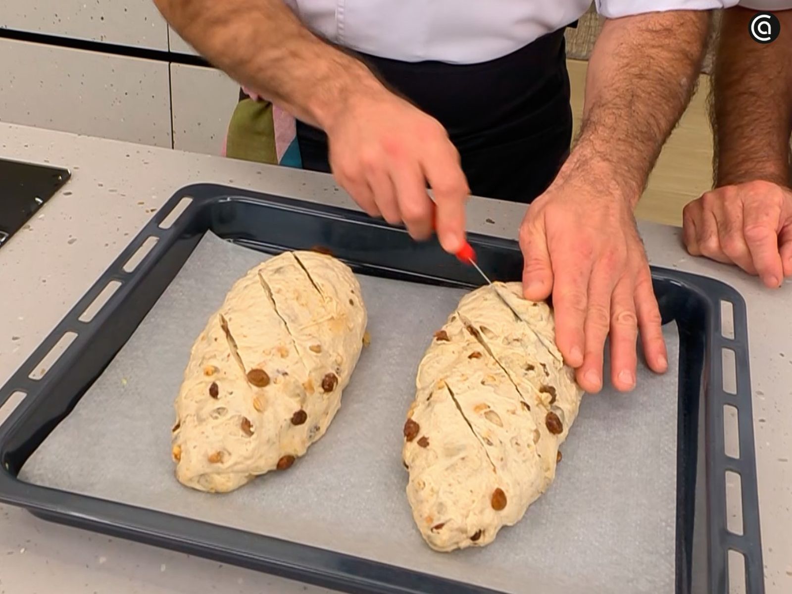 Divide la masa en dos bollos, marca tres cortes en cada uno y déjalos reposar