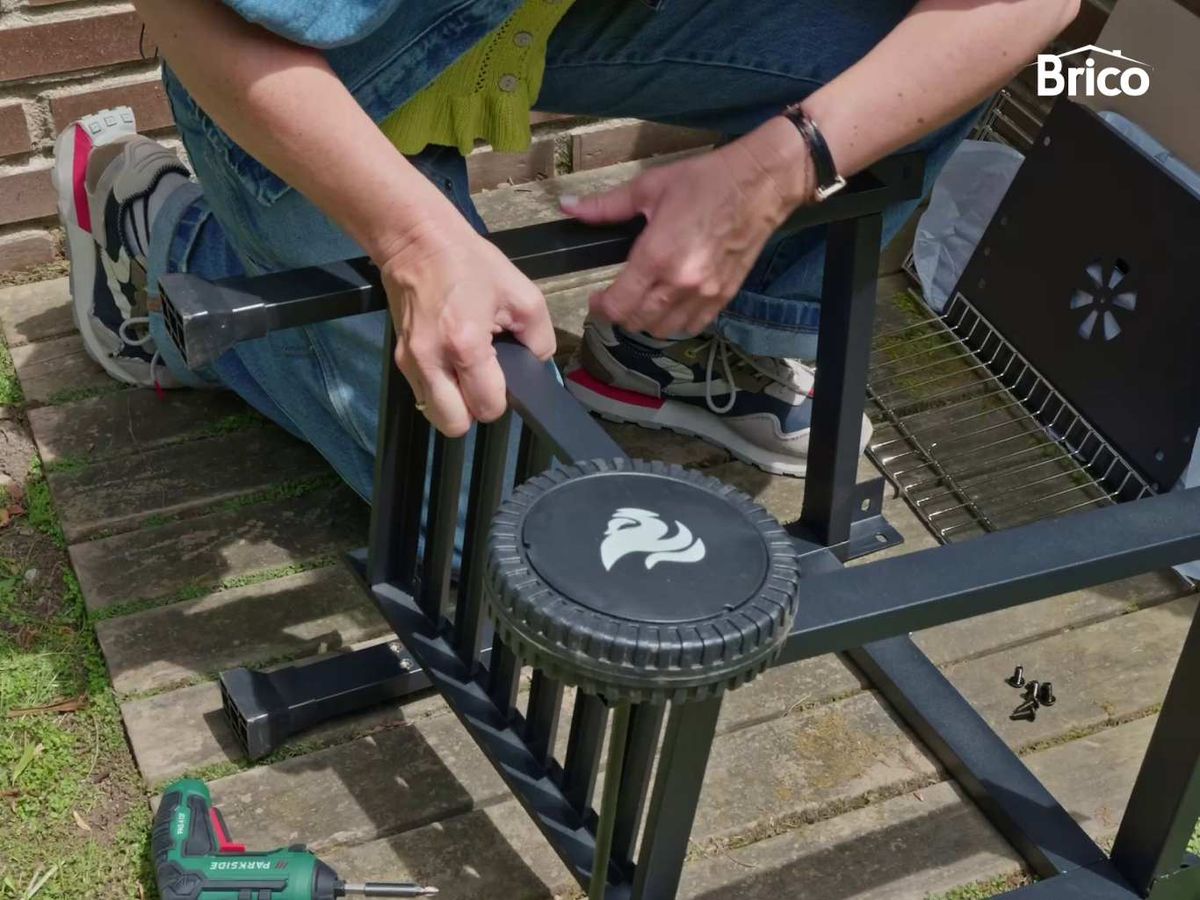 Fija la bandeja inferior