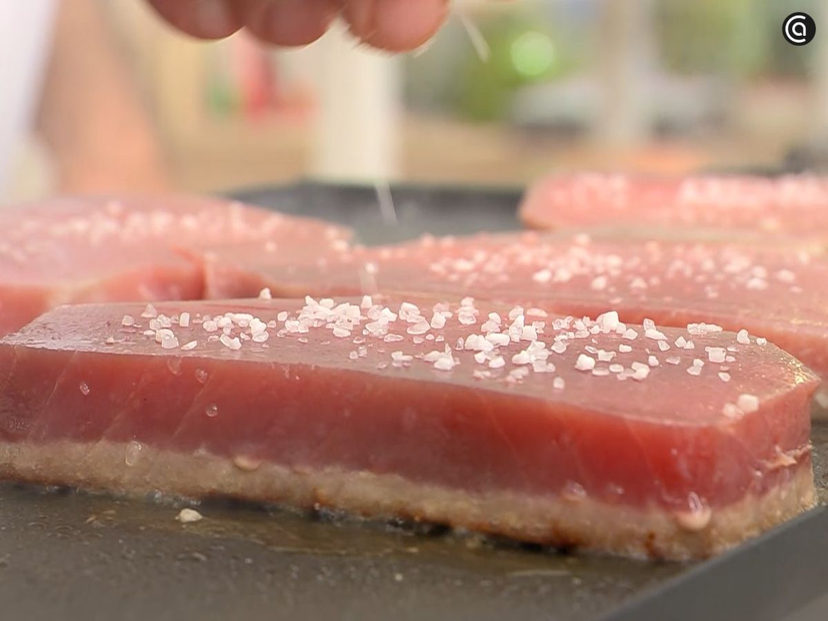 Coloca el bonito en la plancha caliente y cocínalo un minuto por cada lado