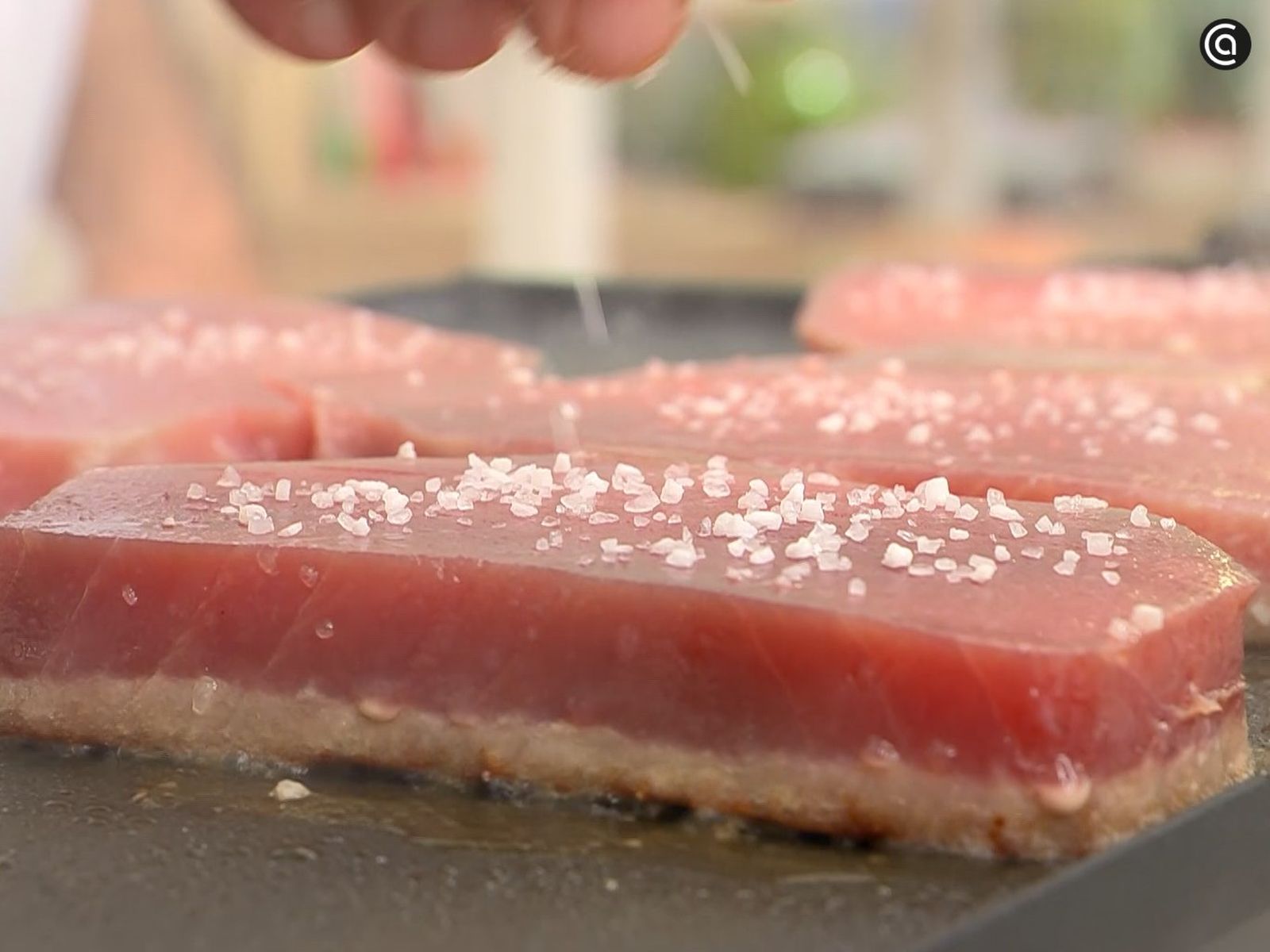 Coloca el bonito en la plancha caliente y cocínalo un minuto por cada lado