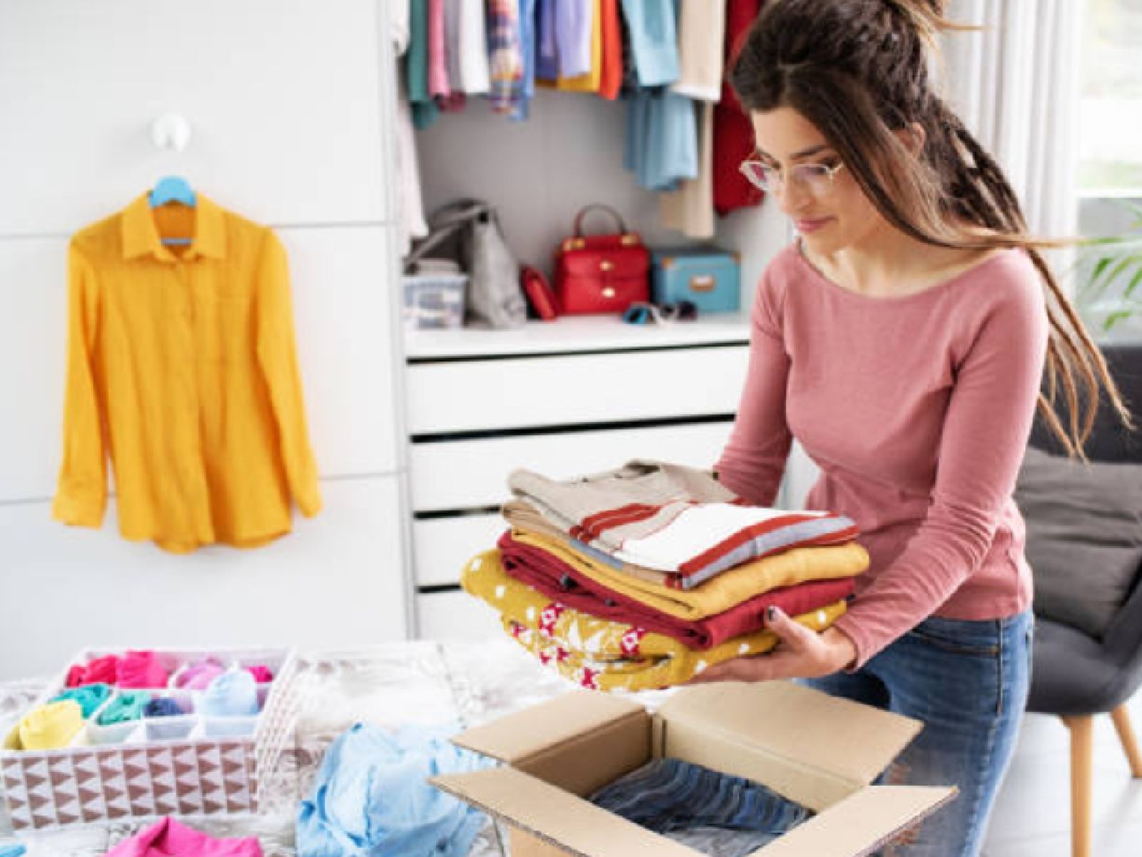 Puedes utilizar cajas de cartón grueso con tapa