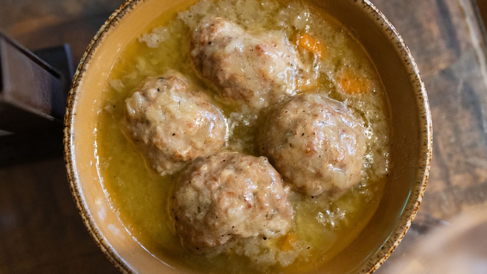Albóndigas en caldo, una de las preparaciones más antiguas de la cocina doméstica española.