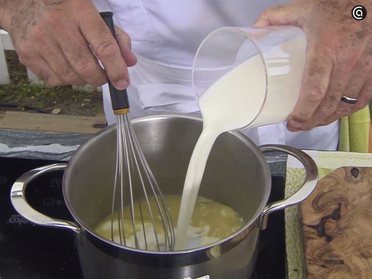Vierte la leche poco a poco sin dejar de remover