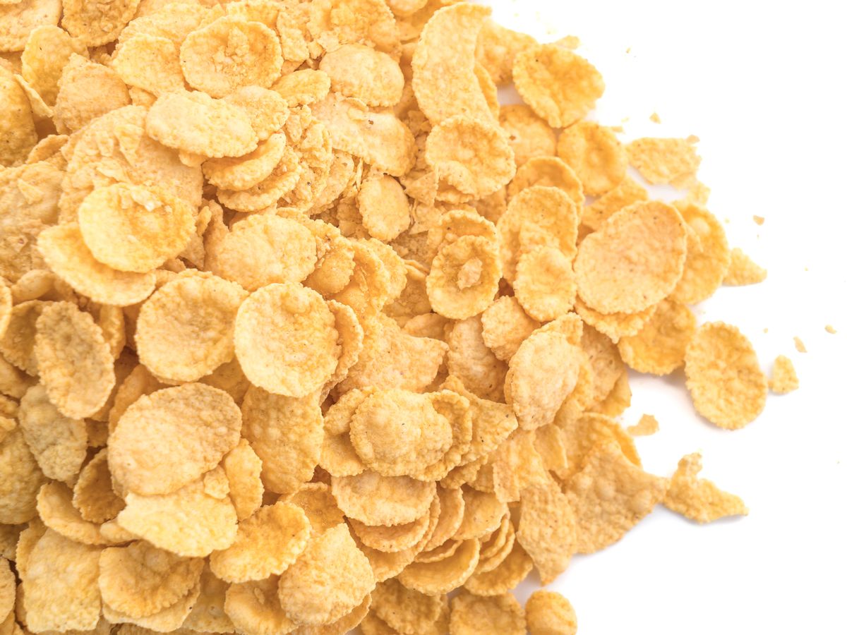 Los clásicos cereales de maíz sin azúcar dan un rebozado dorado y crujiente.
