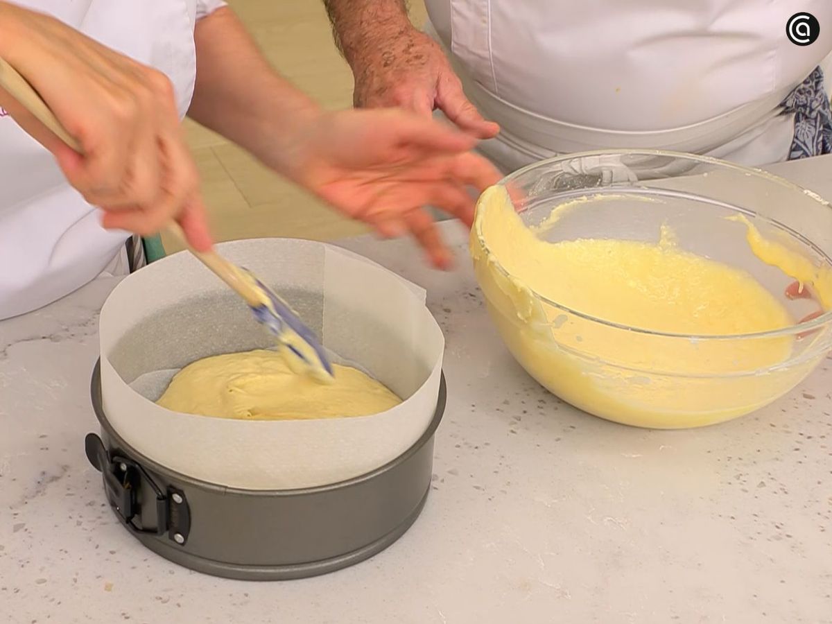 Vierte la masa en un molde y hornea