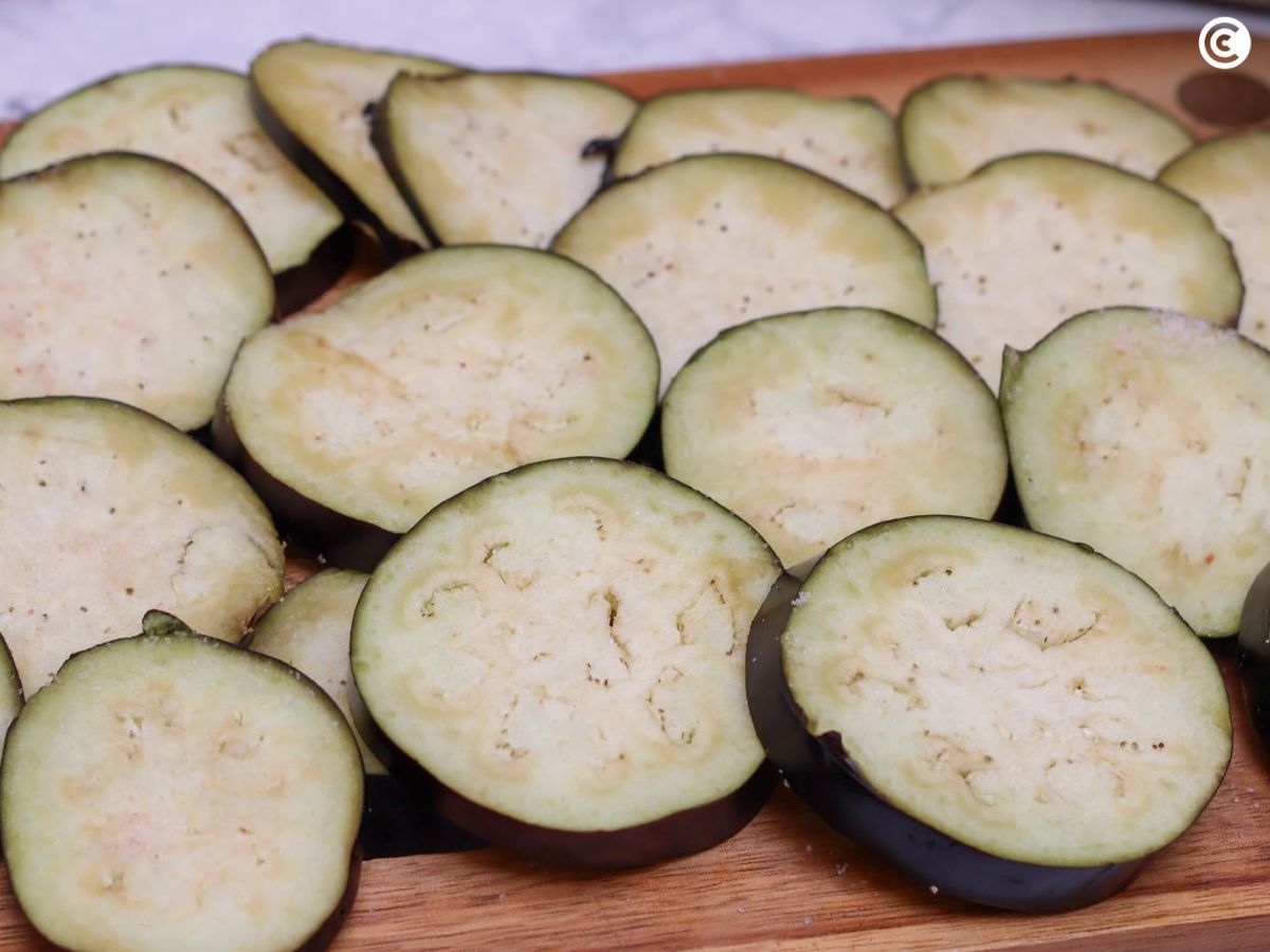 Añade sal a la berenjena para quitarle el amargor antes de asarlas al horno