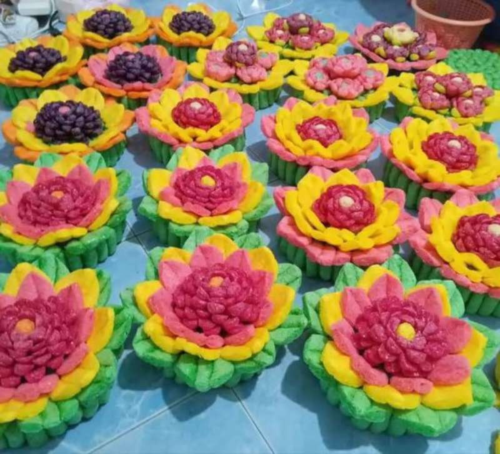 Flores tipo nenúfares hechos con playmais. Flores tipo nenúfares hechos con playmais.